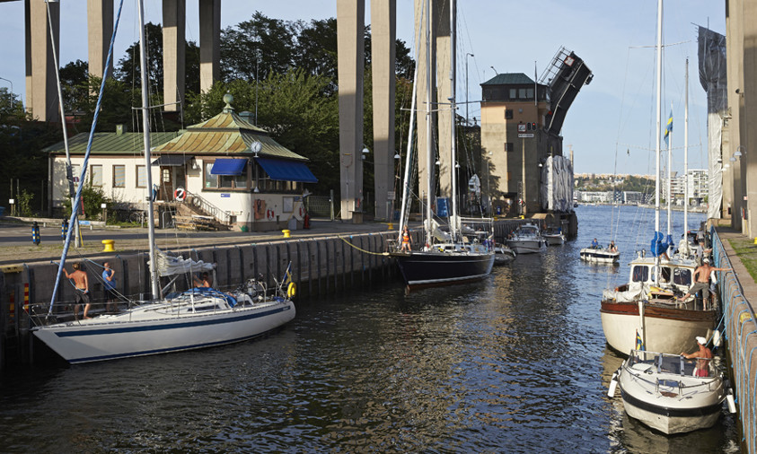 Segelfartyg som väntar på att slussa i Hammarbyslussen