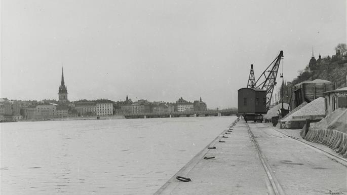 Söder Mälarstrand 1954. I bakgrunden järnvägsbro över Söderström.
