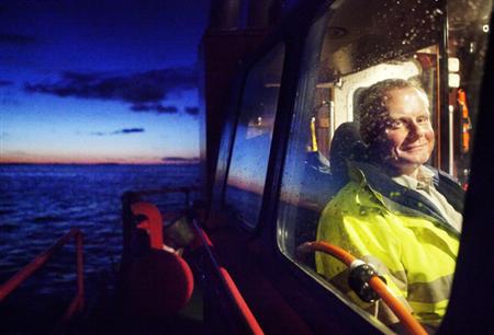 Johan Berggren tittar ut genom lotsfartygets fönster
