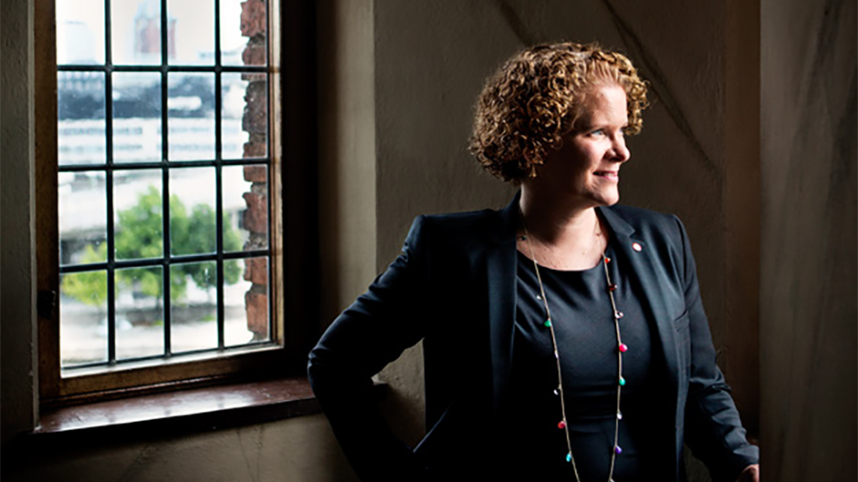 Karin Wanngård framför ett fönster i Stadshuset