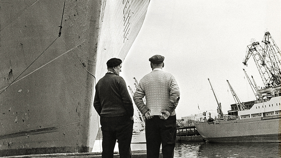 Två stuveriarbetare i Frihamnen 1962 framför lastfartyget M/S Seattle