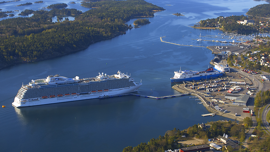 Flygbild över Nynäshamns hamn.