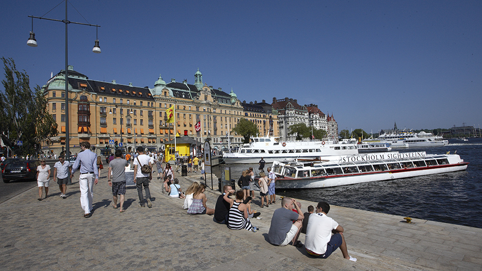 Folk- och båtliv i Nybroviken en solig sommardag