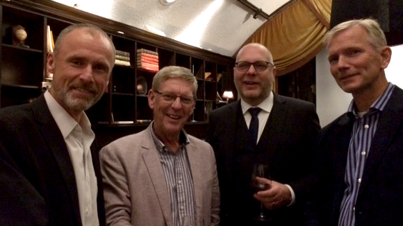 Henrik Widerståhl (Stockholms Hamnar), Bob Page (Hutchison Ports), Torbjörn Persson (Stockholms Hamnar) och Fredrik Hermansson (Greencarrier) minglar i Göteborg
