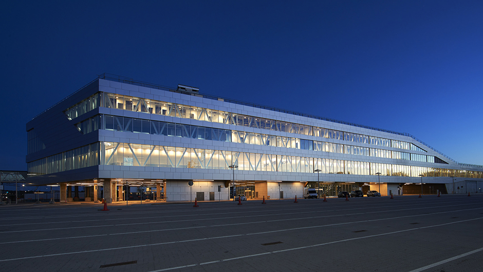 Värtaterminalen på kvällen upplyst inifrån