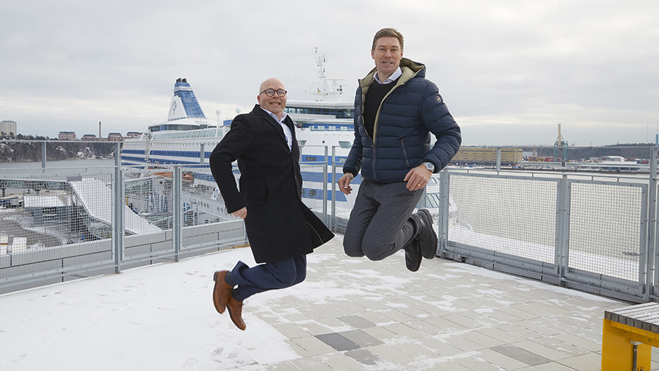 Johan Wallén och Stefan Scheja gör ett glädjehopp framför ett av Tallink Siljas fartyg