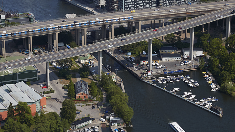Flygbild över Hammarbyslussen och Skansbron