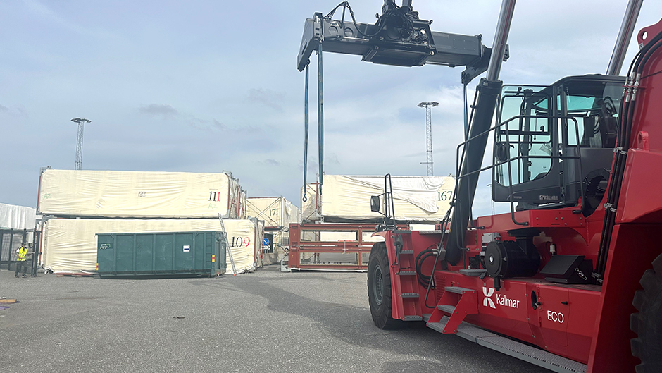 Husmoduler i bakgrunden och en terminaltruck i förgrunden
