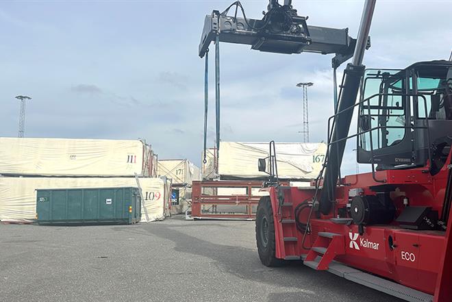 Husmoduler i bakgrunden och en terminaltruck i förgrunden