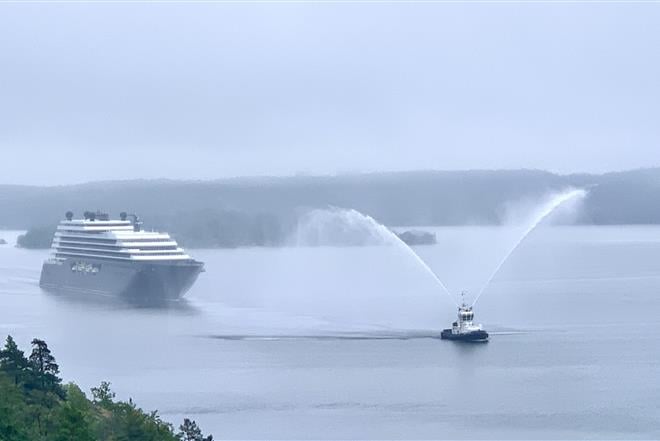 Ilma - ett nytt fartyg anlöper stockholms Hamnar och hälsas med vattensalut
