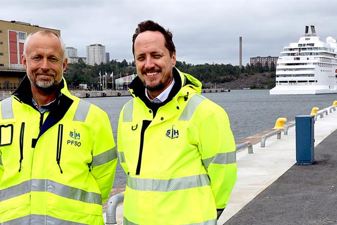 Jonas Eriksson och Johan Eriksson på kajen framför ett stort kryssningsfartyg