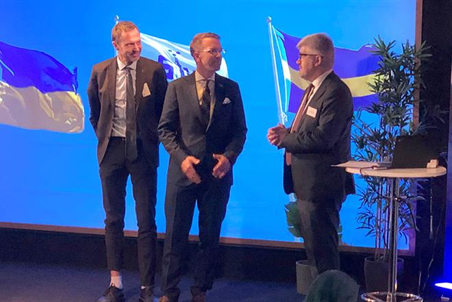 Jens Holm, Andreas Carlson och Andrii Plakhotniuk på scenen