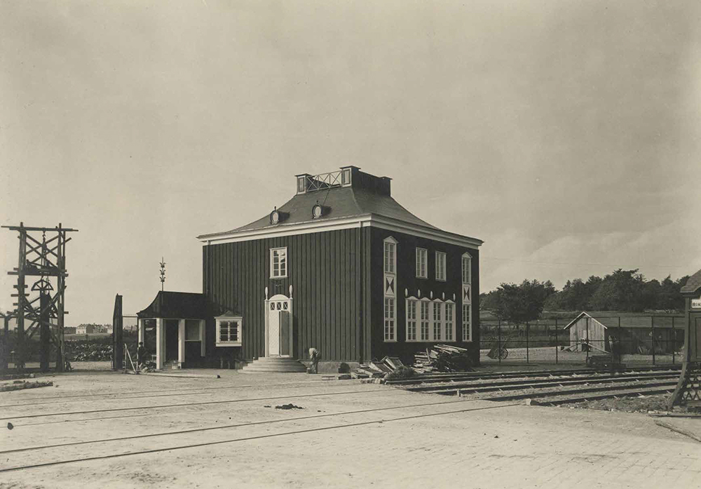 Frihamnen 1915 - 1920: Tullbevakningsbyggnaden sedd inifrån hamnen.