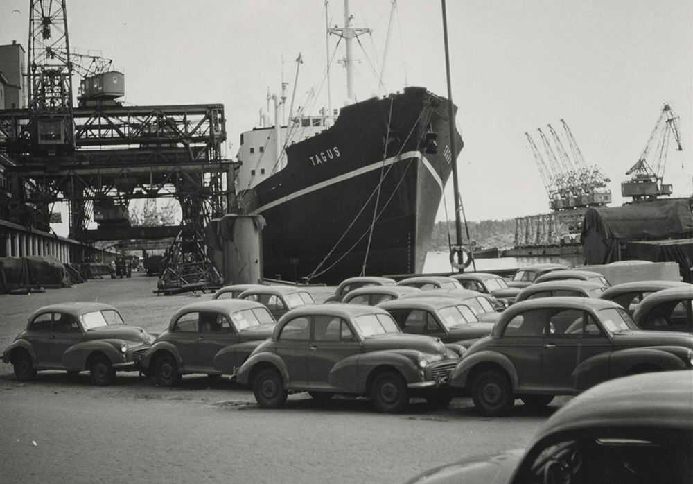Frihamnen 10 juni 1955: Bilar och i bakgrunden syns fartyget Tagus.