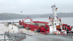 Pråm vid kajen i Stockholm Norvik Hamn
