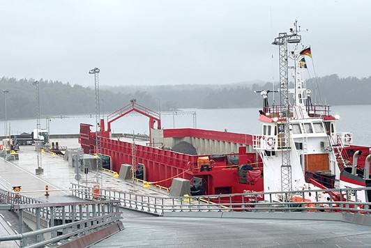 Pråm vid kajen i Stockholm Norvik Hamn