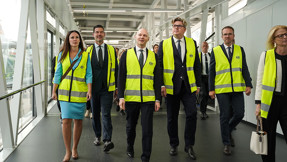 Sex ministrar från Sverige och Finland går i Värtaterminalen iklädda varselvästar.