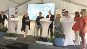 Seminariedeltagare på en scen i Almedalen.