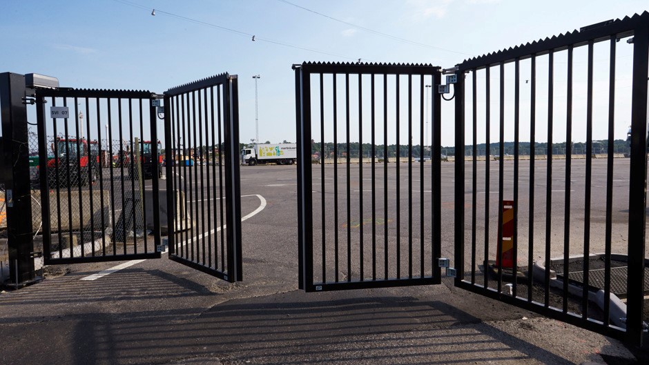 Ett grindpar håller på att stängas i en hamn.