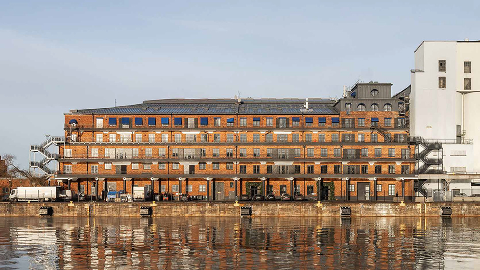 Exteriören av Magasin 3, med Frihamnsbassängen i förgrunden.