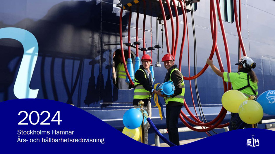 Omslaget till års- och hållbarhetsredovisningen 2024 som är en bild när en elanslutning vid Stadsgården invigs. Två mån i varselväst och hjälm håller i en jättestor elkontakt framför ett kryssningsfartyg.