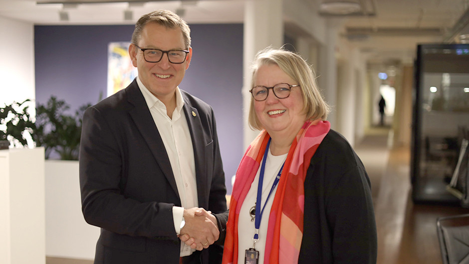 Sjöfartsverkets gd och Stockholms Hamnars vd skakar hand och ser glada ut.