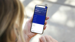 En person tittar på Stockholms Hamnars nya webbplats i sin mobil.