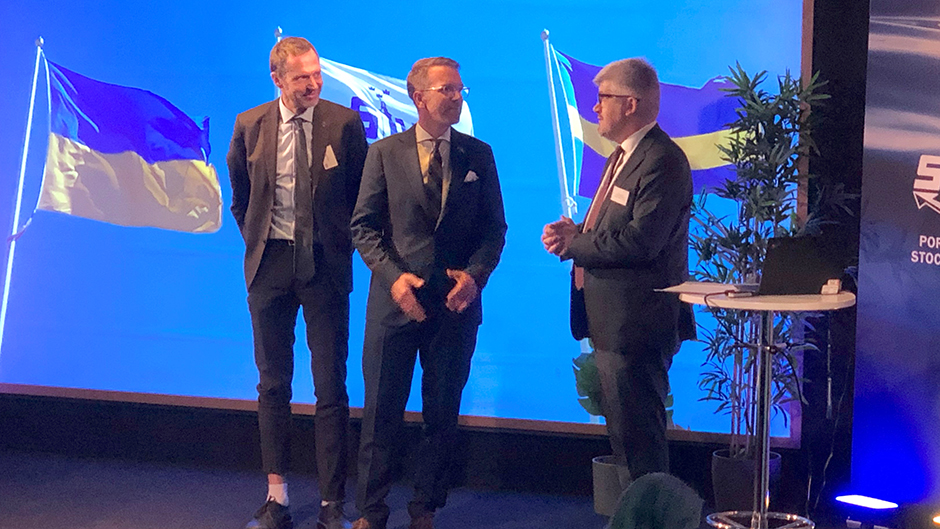 Jens Holm, Andreas Carlson och Andrii Plakhotniuk på scenen