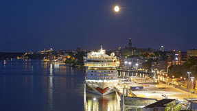 Aidamar vid Stadsgårdskajen i vackert månljus.