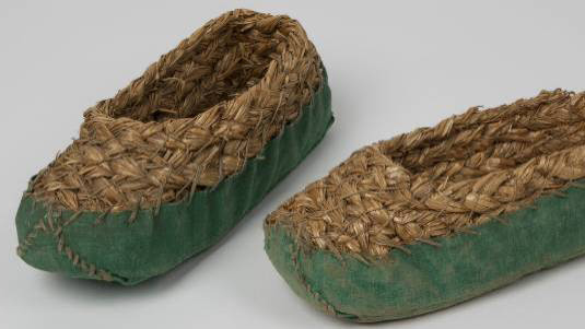 Så kallade Laddor, halmskor för tallyräknare, kranförare och luckbasar.