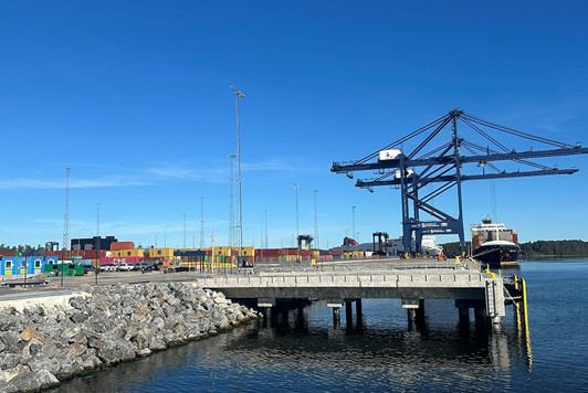Den nya hamnanläggningen i Stockholm Norvik, med två containerkranar i bakgrunden.