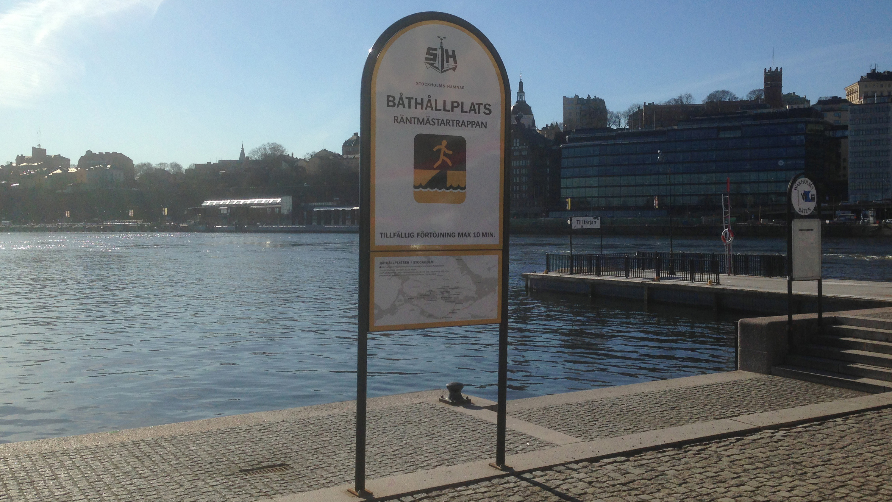Skylt vid en båthållplats vid Skeppsbron.