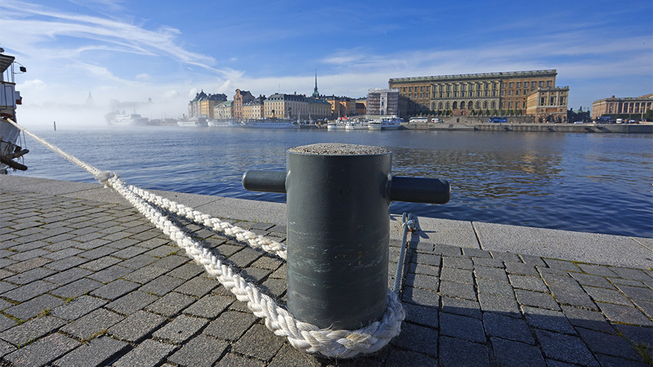 Närbild på en pollare, med kungliga slottet i bakgrunden.