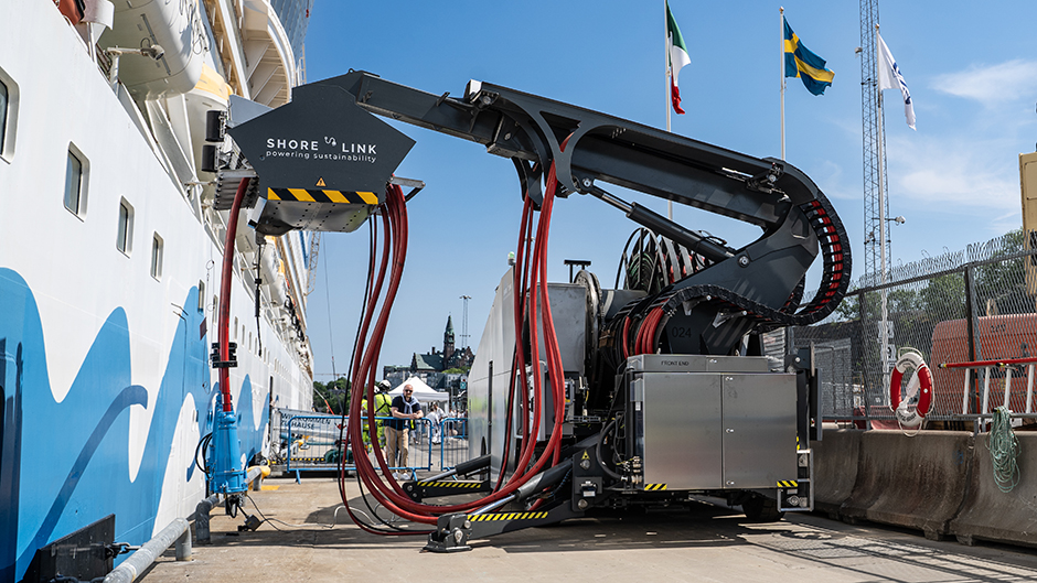 Kryssningsfartyg elansluts vid jättestor elanläggning på Stadsgårdskajen.
