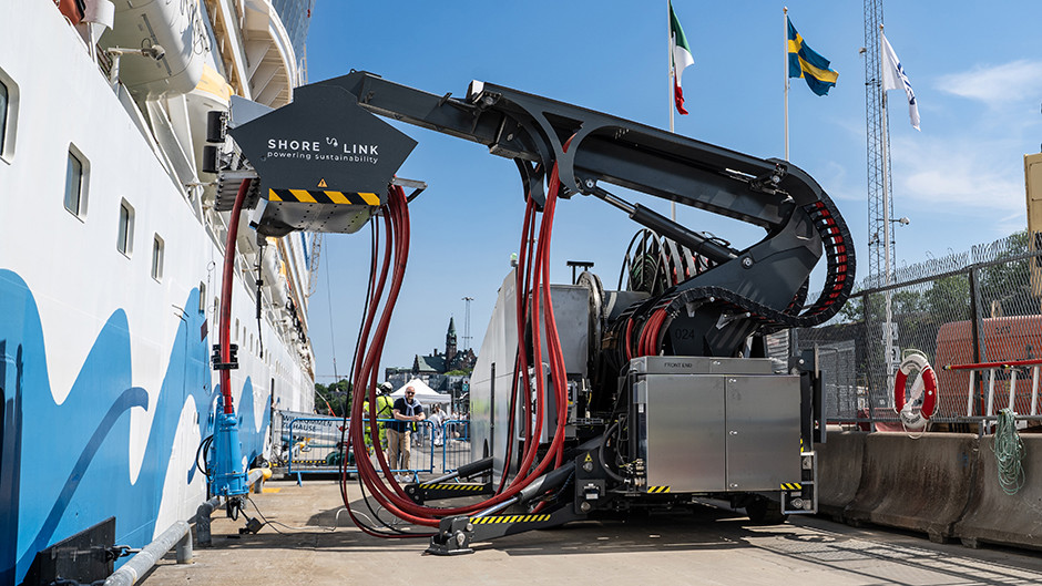 Kryssningsfartyg elansluts vid jättestor elanläggning på Stadsgårdskajen.