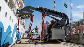 Kryssningsfartyg elansluts vid jättestor elanläggning på Stadsgårdskajen.