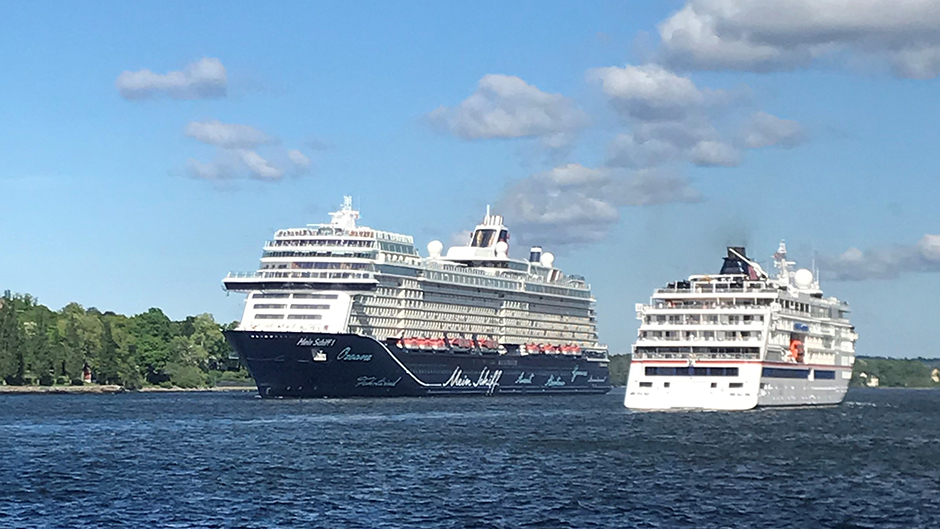 Två kryssningsfartyg möts på väg in och ut från Stockholm