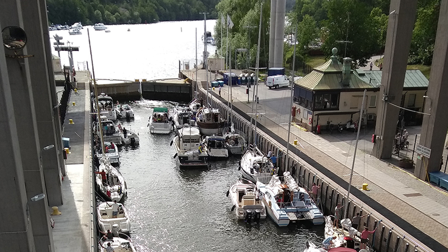 Hammarbyslussen som är full av småbåtar.