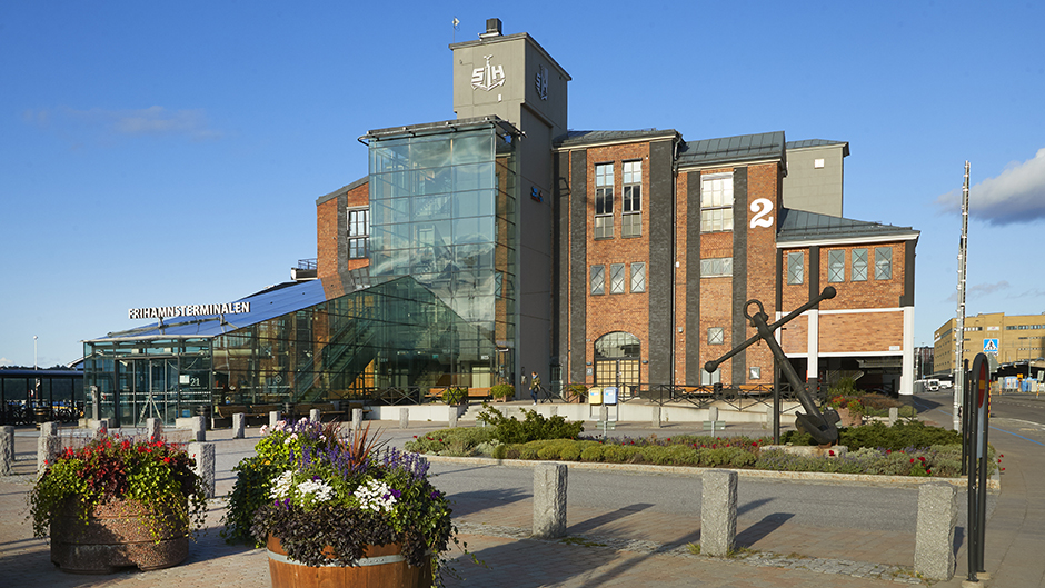 Exteriören av Magasin 2, med blomkrukor i förgrunden.