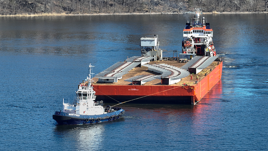Stor ponton med brodelar bogseras in mot Frihamnen