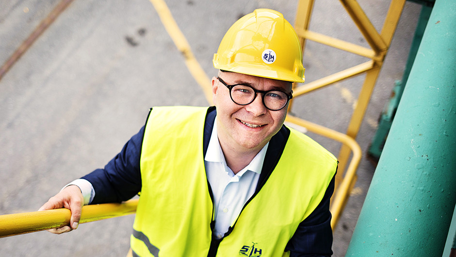 Johan Wallén i varselväst och hjälm.