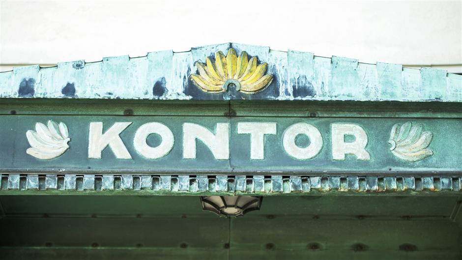 Skylt som det står "kontor" på, och som sitter på Banankompaniet-fastigheten i Frihamnen.