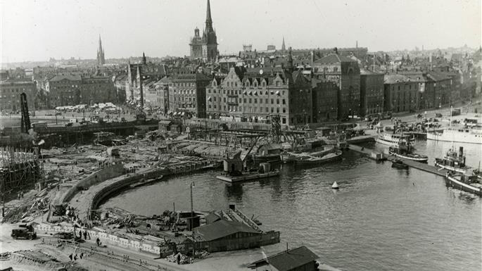 Slussombyggnaden sedd ifrån hamnstyrelsens fönster i juli 1934