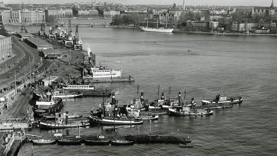 Bogserbåtar vid Karl Johan-slussen. 3 februari 1957.