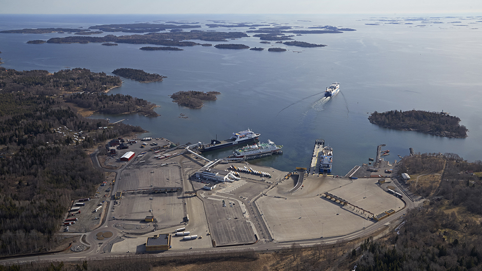 Flygbild över Kapellskärs hamn när fyra fartyg är inne