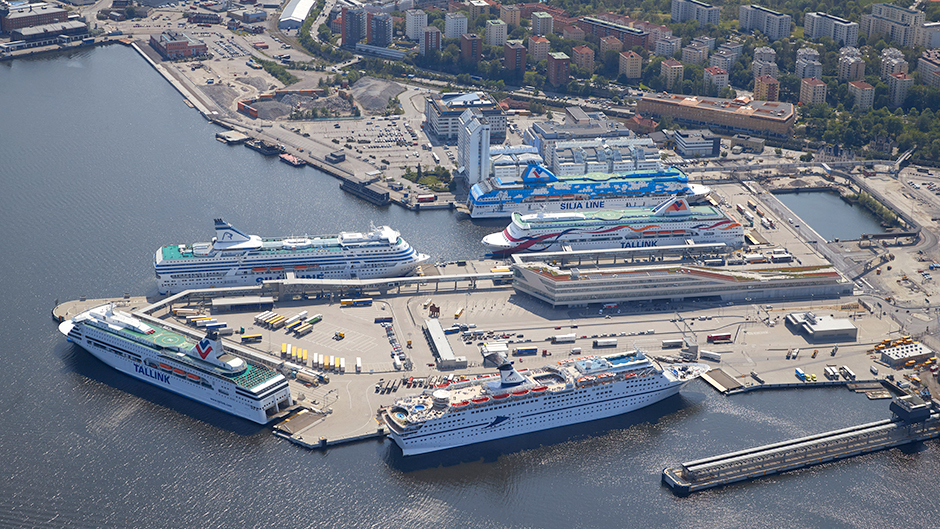 Flygbild över Värtahamnen när fem stora fartyg ligger inne