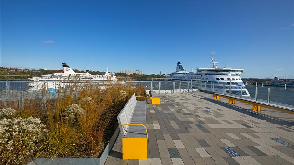 Det gröna taket på Värtaterminalen med två Tallink Silja-fartyg i bakgrunden