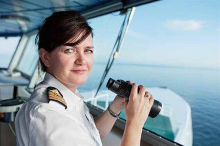 Heidi Norling på bryggan till ett av Destination Gotlands fartyg