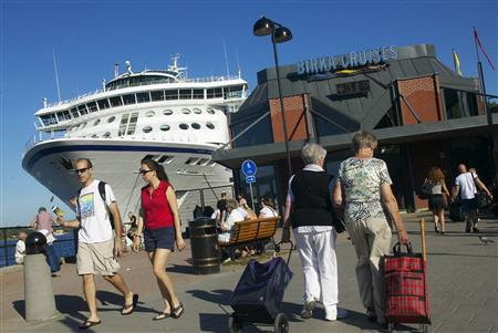 Färjapassagerare framför Birka Cruises fartyg och terminal