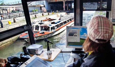 Nina Arnewing blickar ut över Slussen